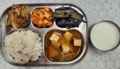 잡곡밥(5)
김칫국(5.6.9)삼겹숙주볶음(5.6.10.13.18)
가지나물
깍두기(9)
우유(2)