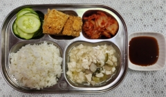 백미밥
맑은순두부국(1.5.6.9.13)
치즈돈까스&소스(1.2.5.6.10.11.12.13.16.18)
수제오이피클(13)
김치(9)