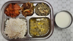 잡곡밥(5)
콩나물무국(5.6)
돈육불고기(5.6.10.13)멸치견과조림(5.6.13)
김치(9)
우유(2)