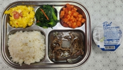 현미밥
안매운육개장
(1.5.6.13.16)
토마토스크램블에그(1.5.12)
청경채나물
깍두기(9)
떠먹는요구르트(2)