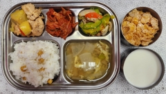 병아리콩밥
황태무국(1.5.6)
순살닭갈비(5.6.13.15)
새송이호박나물(5)
김치(9)
시리얼/우유(2)