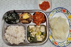 잡곡밥(5)
맑은동태찌개(5.6)
돈육감자조림
(5.6.10.13)
청포묵김가루무침(5.6)
김치(9)
양배추/쌈장(자율)