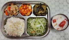 현미밥
오이냉국(13)
삼겹숙주볶음(5.6.10.13.18)
가지나물
깍두기(9)
수박화채