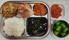 차조밥
맑은미역국(5.6)
돼지고기수육&쌈장
(5.6.10.13)
비빔막국수(3.5.6.13)
김치(9)
오이고추/쌈장(자율)