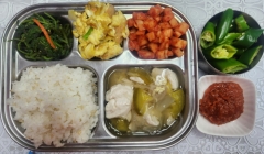 현미밥
순두부찌개(1.5.6.10)
새우살스크램블에그(1.5.9.13)
고구마순들깨무침(5.6)
깍두기(9)
오이고추/쌈장(자율)