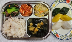 잡곡밥(5)
황태미역국(5.6)
소고기청경채볶음
(5.6.13.16)
콩나물무침(5)
김치(9)
삼색송편