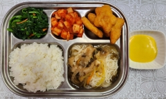 백미밥(소량)
김치잔치국수(5.6.9)
치킨너겟&머스터드
(1.2.5.6.13.15)
시금치나물(5.6)
깍두기(9)