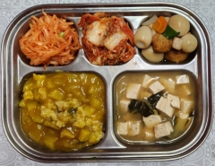 고구마카레라이스
(2.5.6.10.12.13.16.18)
근대된장국(5.6)
메추리알볼어묵조림
(1.5.6.13)
레몬무생채(13)
김치(9)