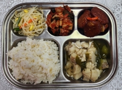 현미밥
맑은동태찌개(5.6)
떡갈비채소조림
(1.2.5.6.10.12.13.15.16.18)
콩나물무침(5)
김치(9)