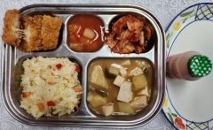 채소볶음밥
두부된장국(5.6.9.18)
치즈돈까스&소스
(1.2.5.6.10.11.12.13.16.18)
김치(9)
요구르트(2)