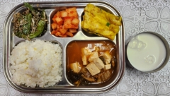 기장밥
김치찌개(5.6.9.10)
채소달걀말이(1.5)
꽈리고추잔멸치볶음(5.13)
깍두기(9)
우유(2)