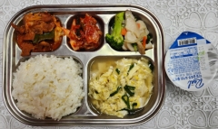 현미밥
부추달걀국(1.5.6)
돈육고추장볶음
(5.6.10.12.13)
브로콜리새송이나물(5)
김치(9)
떠먹는요구르트(2)