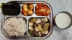 잡곡밥(5)
소고기무국(5.6.16)
메추리알피망케첩볶음
(1.12.13)
김구이
김치(9)
우유(2)