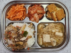 지라시스시(유부초비빔밥)
(5.6.16)
미소된장국(5.6)
카츠산도(돈까스샌드위치)
(1.2.5.6.10.12.13.18)
무생채(13)
김치(9)