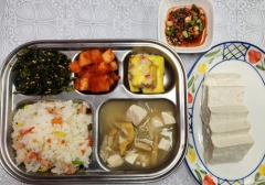 새우볶음밥(5.6.9.13.18)
팽이유부장국(5.6)
맛살달걀찜(1.5.6.8)
김자반볶음(5.13)
깍두기(9)
두부/간장(5.6)