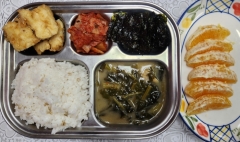 보리밥
시금치된장국(5.6.18)
순살삼치엿장조림
(5.6.13)
김구이/김치(9)
오렌지