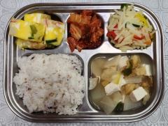 검정쌀밥
황태무국(1.5.6.9)
맛살달걀찜(1.5.6.8)
감자채볶음(5)
김치(9)