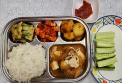 현미밥
돈김치찌개(5.6.9.10)
참치부추전(1.5.6)
알감자조림(5.6.13)
깍두기(9)
오이/쌈장(선택)