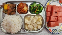 보리밥
두부된장국(5.6.9.18)
돼지갈비찜(5.6.10.13)
청경채나물
김치(9)
수박