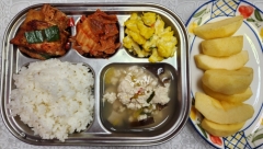 보리밥
맑은순두부국(5.6.9.13)
순살고등어조림(5.6.7.13)
달걀스크램블(1.5)
김치(9)
사과