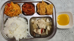쌀밥
소고기뭇국(5.6.16)
치킨텐더스틱/머스터드
(1.2.5.6.15)
쫄면야채무침(5.6.12.13)
김치(9)