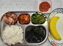 현미밥
바지락살미역국(5.6.18)
돼지고기수육&쌈장(5.6.10.13)
부추무침(5.6)
김치(9)
바나나
