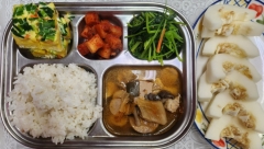 보리밥
부대찌개(1.2.5.6.9.10.13.15.16)
새우살달걀찜(1.5.9.13)
참나물무침
깍두기(9)
참외