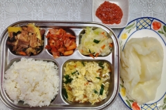 기장밥
실파달걀국(1.5.6)
제육볶음(5.6.10.13)
양배추나물(5.6)
깍두기(9)
양배추/쌈장(선택)