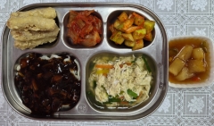자장면(1.5.6.10.13.16)
실파달걀국(1.5.6)
칠리탕수육
(1.5.6.10.12.13.18)
깍둑오이무침(5.6)
김치(9)