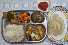 찰보리기장밥
김치찌개(5.6.9.10)
순살삼치조림(5.6.13)
견과류멸치볶음(5.6.13.14)
깍두기(9)
양배추/쌈장(자율)