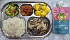 친환경발아현미밥
안매운닭개장(5.6.13.15)
옥수수달걀찜(1.13)
브로콜리깨소스무침(1.5.13)
김치(9)
과채주스(13)