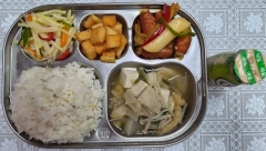 잡곡밥(5)
팽이유부장국(5.6)
비엔나떡볶이
(1.2.5.6.10.12.13.15.16)
감자채피망볶음(5)
깍두기(9)/
요구르트(2)
